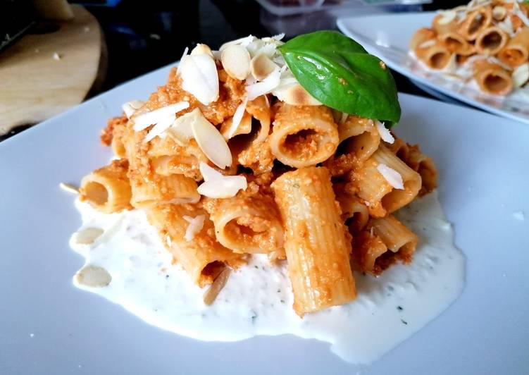 Recetta di Fatto in casa Rigatoni al pesto di pomodori secchi con crema di burrata