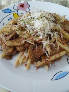 Una foto de Macarrones con paté y champiñones