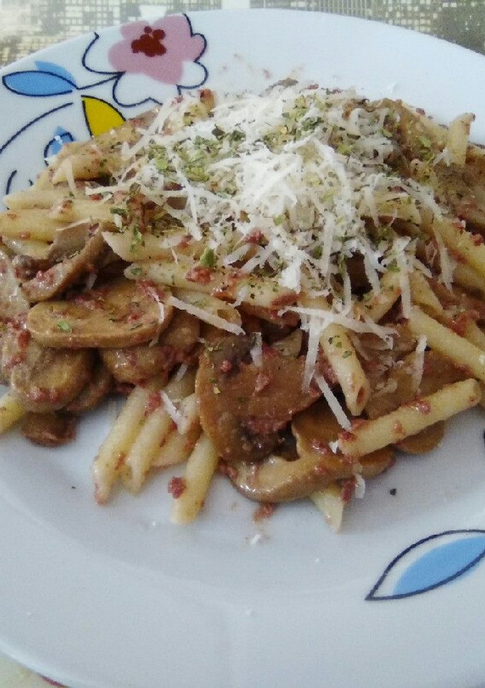 Una foto de Macarrones con paté y champiñones