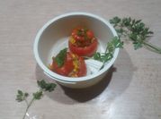 Una foto de tomates rellenos arroz choclo