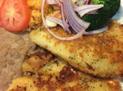 Una foto de tilapia al sarten