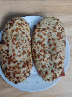 Una foto de Focaccia de York, queso y cebolla
