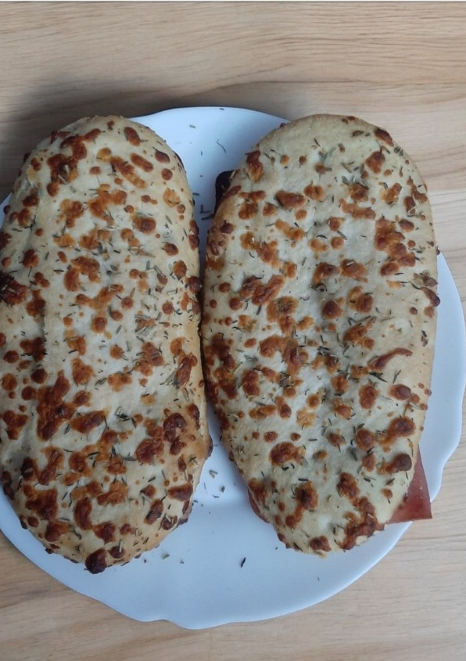 Una foto de Focaccia de York, queso y cebolla