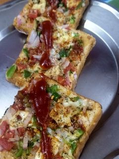 ब्रेड पिज़्ज़ा (Bread pizza recipe in hindi) रेसिपी मुख्य फोटो