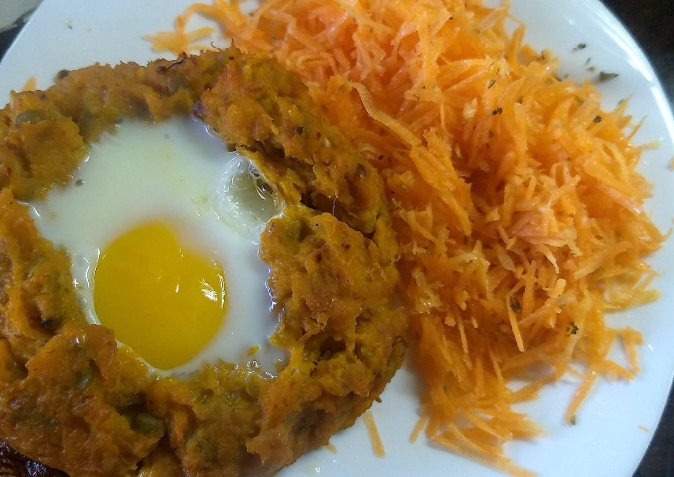 Nido de puré de calabaza y arvejas con huevo