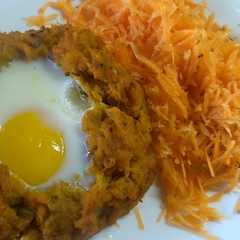 Una foto de Nido de puré de calabaza y arvejas con huevo