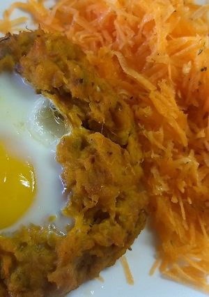 Una foto de Nido de puré de calabaza y arvejas con huevo