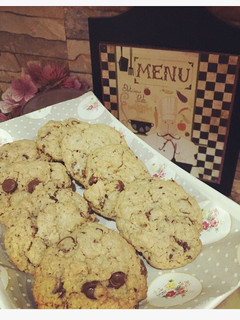 صورة لوصفة كوكيز الشوفان والشوكولاتة السوداء -oat dark chocolate chip cookies