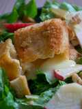 Salade de camembert pané, pommes, croutons et noix