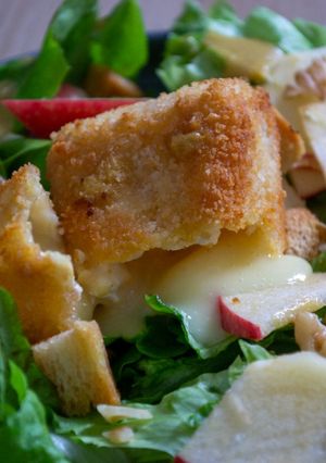 Une photo de Salade de camembert pané, pommes, croutons et noix