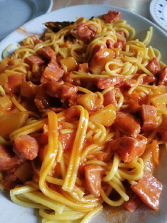 Una foto de Tallarines con salsa (chorizo)
