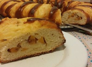 Una foto de Súper Roscón de Pascua, relleno de fruta y Crema Pastelera
