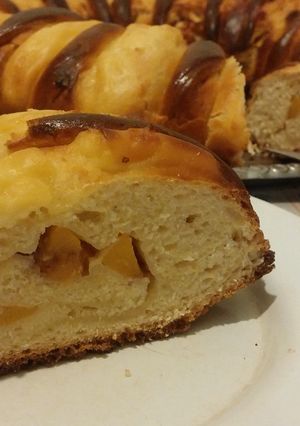 Una foto de Súper Roscón de Pascua, relleno de fruta y Crema Pastelera