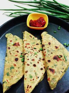 हरे प्याज़ के पराठे (hare pyaz ke paratha recipe in Hindi) रेसिपी मुख्य फोटो