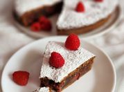 Une photo de gâteau au chocolat framboises