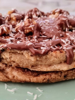 Una foto de Tortitas de plátano, pera y avena, rellenas de kinder y castaña