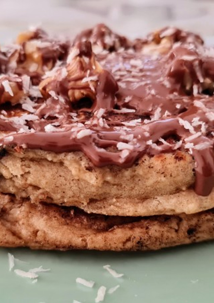 Una foto de Tortitas de plátano, pera y avena, rellenas de kinder y castaña