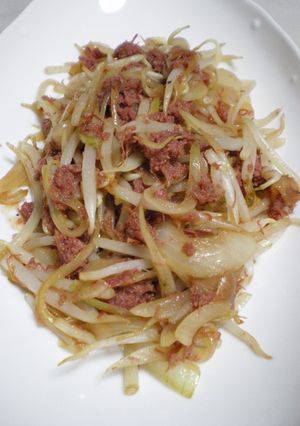 A picture of Easy Corned Beef Stir-Fry with Onions and Bean Sprouts.