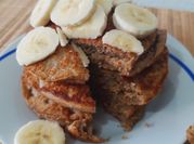 Una foto de panqueques de banana en licuadora
