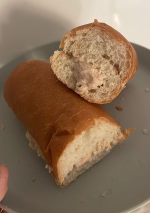 صورة لوصفة ساندويتش تونه باسهل طريقة 🐡🥖