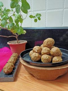 મેથી ના લાડુ (Methi Ladoo Recipe In Gujarati) રેસીપી મુખ્ય ફોટો