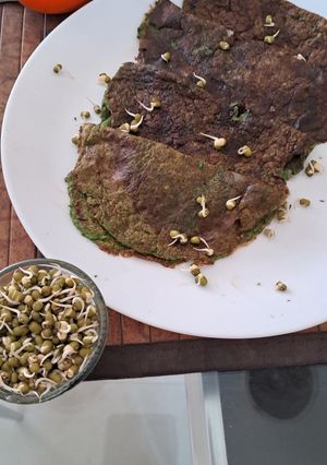स्प्राउट मूंग डोसा (Sprout Moong Dosa recipe in Hindi) रेसिपी मुख्य फोटो