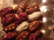 Une photo de dattes chocolat fruits secs