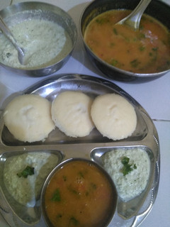 ઈડલી ચટણી સંભાર (idli Chutney Sambhar recipe in Gujarati) રેસીપી મુખ્ય ફોટો