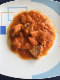 Una foto de Atún rojo de la almadraba con salsa de tomate casero