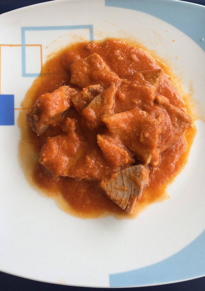 Una foto de Atún rojo de la almadraba con salsa de tomate casero