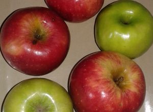 Una foto de Puré de manzanas verdes o rojas