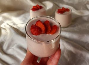 Una foto de 🍓Petit suisse con frutillas frescas, yogur, queso blanco y crema 🍓
