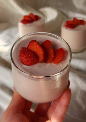 Una foto de 🍓Petit suisse con frutillas frescas, yogur, queso blanco y crema 🍓
