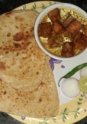 A picture of Paneer curry in cooker.