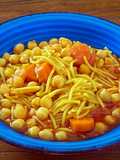 Fideos con garbanzos y zanahoria