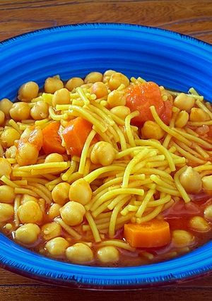 Una foto de Fideos con garbanzos y zanahoria