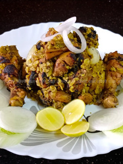 चिकन पोहा भुजिंग (chicken poha bhoojing recipe in marathi) रेसिपी चे मुख्य फोटो