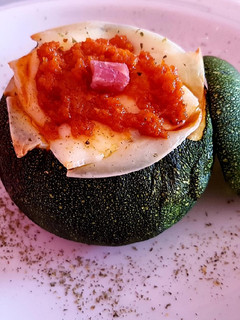 Una foto de Calabacín relleno de setas con jamón, queso y sobrasada