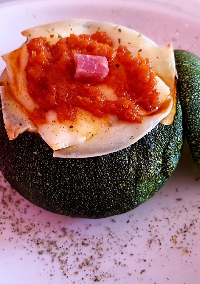Una foto de Calabacín relleno de setas con jamón, queso y sobrasada