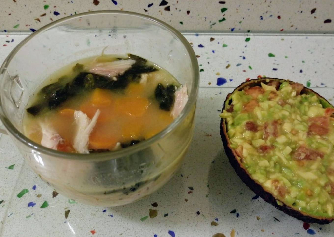 Sopita de puchero con aguacate relleno de guacamole