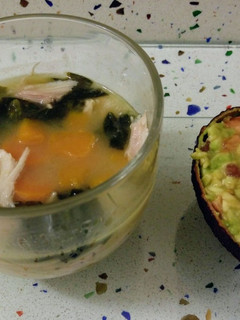 Una foto de Sopita de puchero con aguacate relleno de guacamole