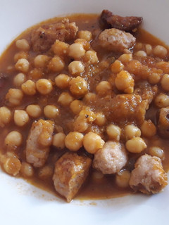 Foto principal de Garbanzos con salchichas ideales para niños