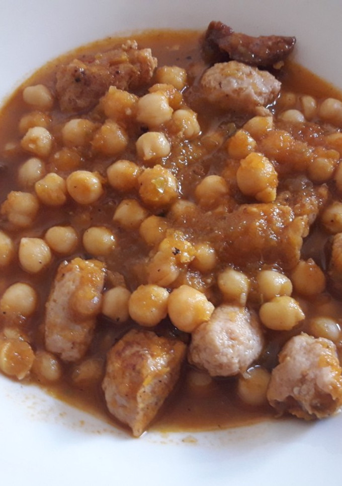 Una foto de Garbanzos con salchichas ideales para niños