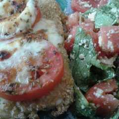 Una foto de Milanesa de zuchini a la napolitana con ensalada