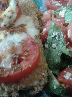 Una foto de Milanesa de zuchini a la napolitana con ensalada