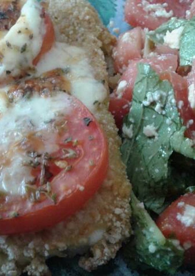 Una foto de Milanesa de zuchini a la napolitana con ensalada