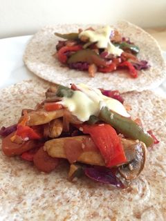 Una foto de Tortitas integrales con pollo, verduras y sésamo