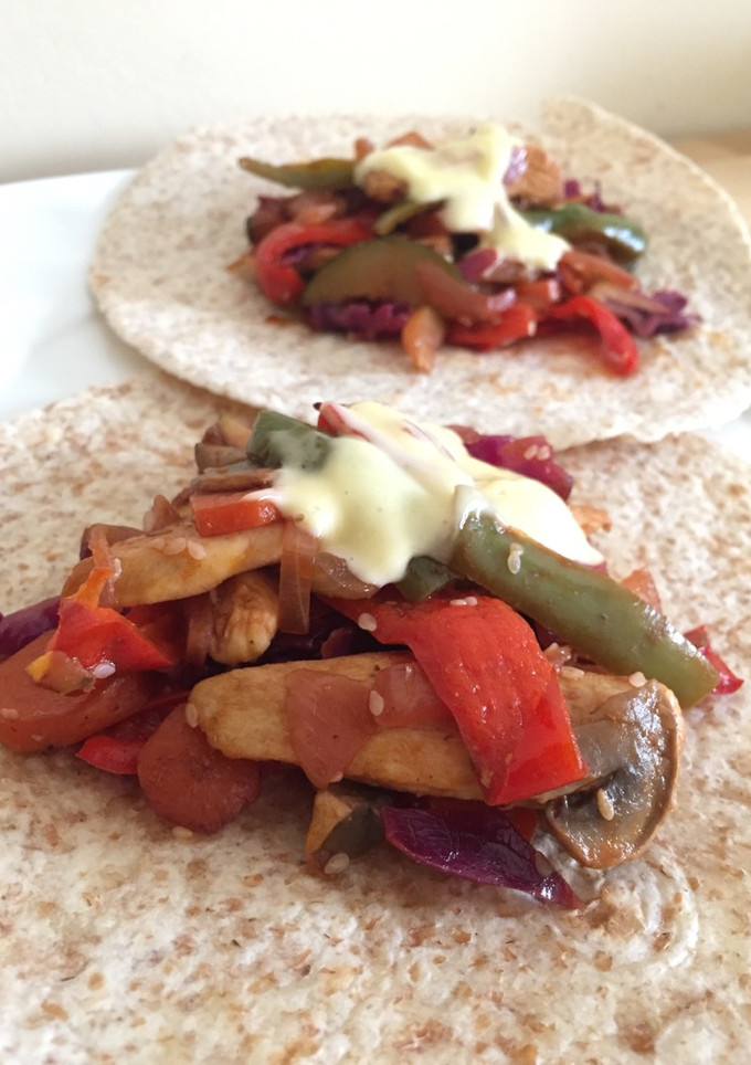 Una foto de Tortitas integrales con pollo, verduras y sésamo