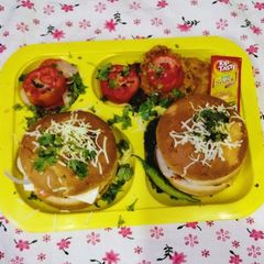 A picture of Mayonnaise cheesy burger.