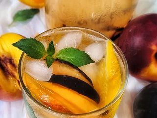 Sangría de naranja, nectarina, ciruela y vino blanco